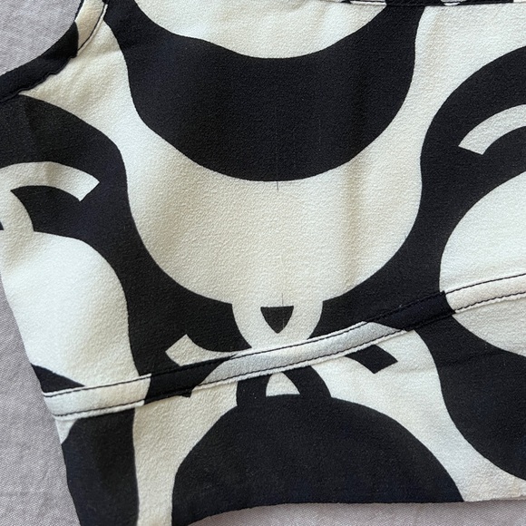 Auth Chanel Black & White Wave Pattern Silk Top - Size 38 - Picture 4 of 9